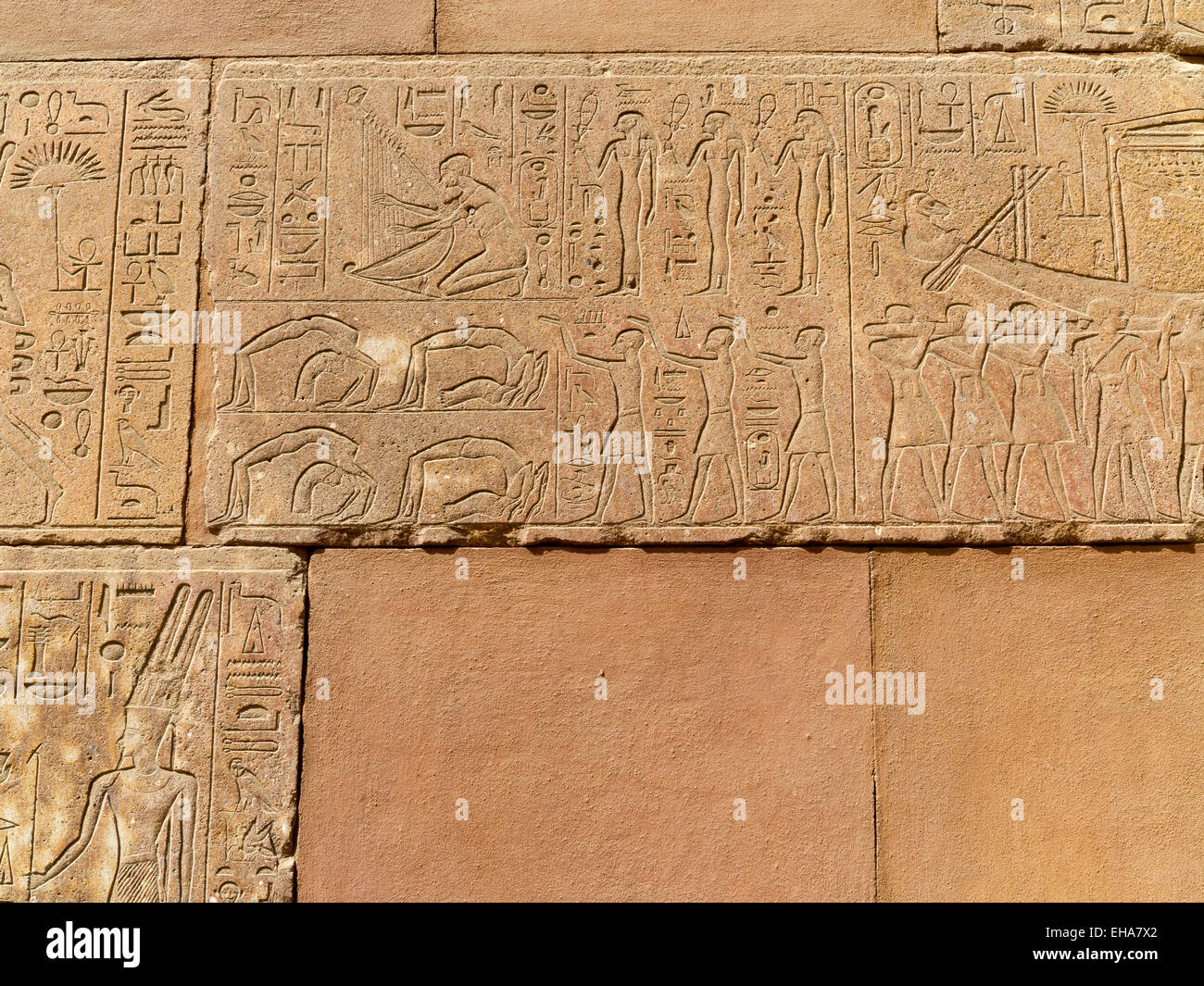Reliefs in der Roten Kapelle der Königin Hatshepsut im Freilichtmuseum in Karnak Luxor Ägypten Stockfoto