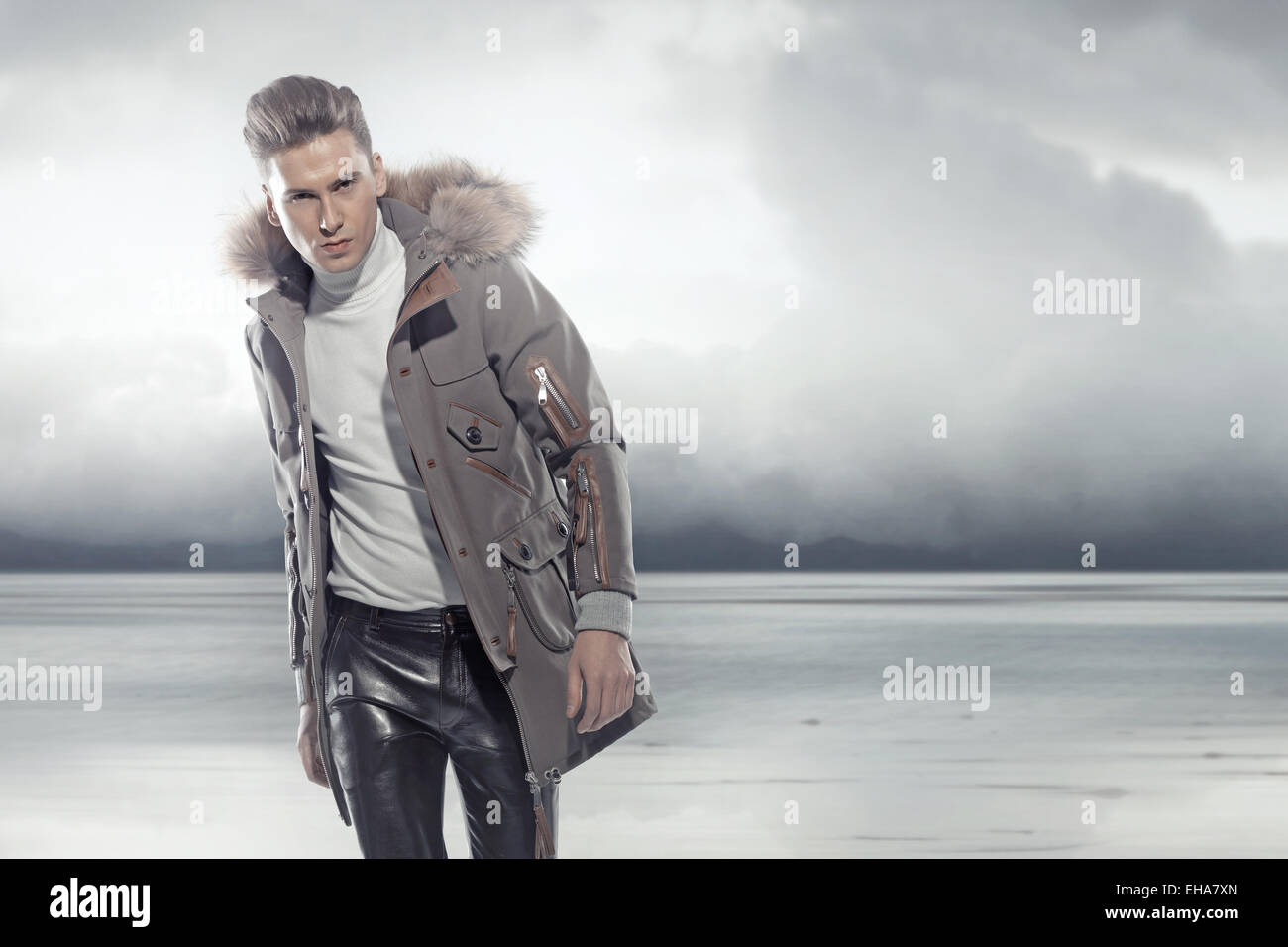 Elegante Mann zu Fuß in die eisigen winter Stockfoto