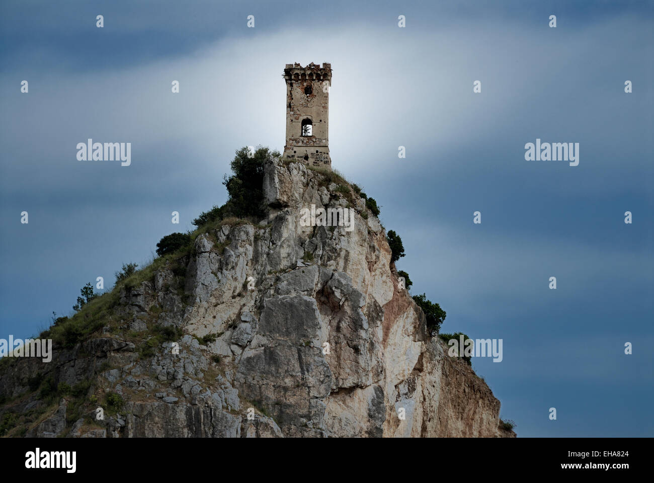 Mittelalterliche Wachturm auf einem felsigen Berggipfel, Toskana, Italien Stockfoto