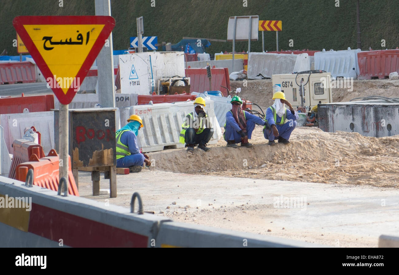 Doha, Katar. 10. März 2015. Bauarbeiter arbeiten auf einer Baustelle in Doha, Katar, 10. März 2015. Qata soll die 2022-Fußball-Welt zu beherbergen. Katar zog internationale Kritik bezüglich der Abstimmung auf die WM und in Bezug auf die Arbeitsbedingungen der ausländischen Bauarbeitern und Buiders. Foto: Bernd von Jutrczenka/Dpa/Alamy Live News Stockfoto