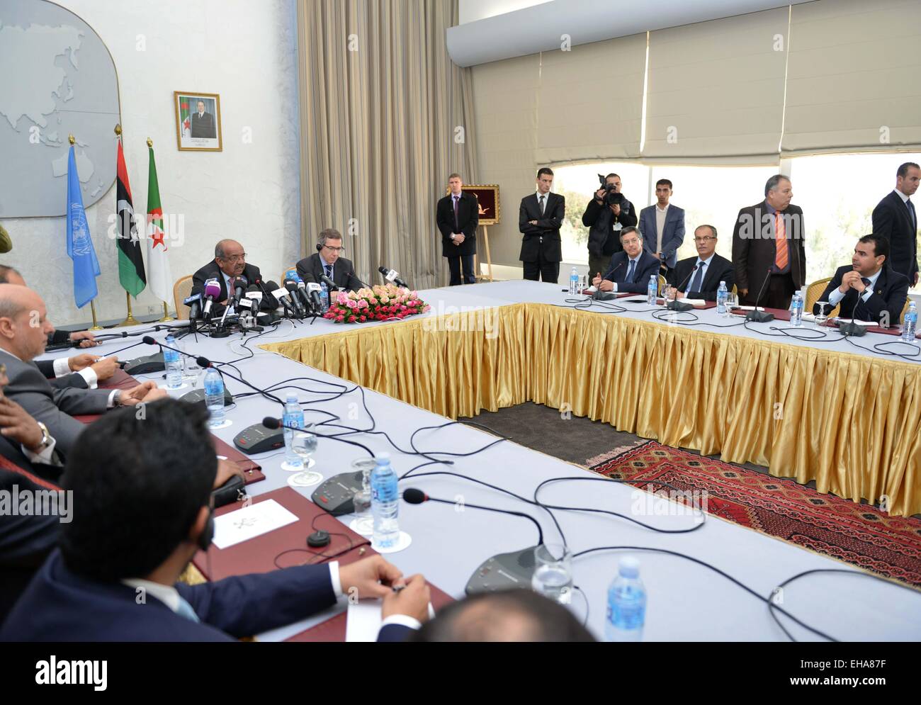Algier, Algerien. 10. März 2015. Abdelkader Messahel (L, Center), algerische Minister für Maghreb und Afrika und UN-Sondergesandte für Libyen Bernardino León (R, Center) nehmen Sie Teil an den Gesprächen mit Vertretern der libyschen Politiker und Aktivisten als Teil der Bemühungen zur Lösung des Konflikts in Libyen in Algier, der Hauptstadt von Algerien, am 10. März 2015 übertragen. Bildnachweis: Xinhua/Alamy Live-Nachrichten Stockfoto