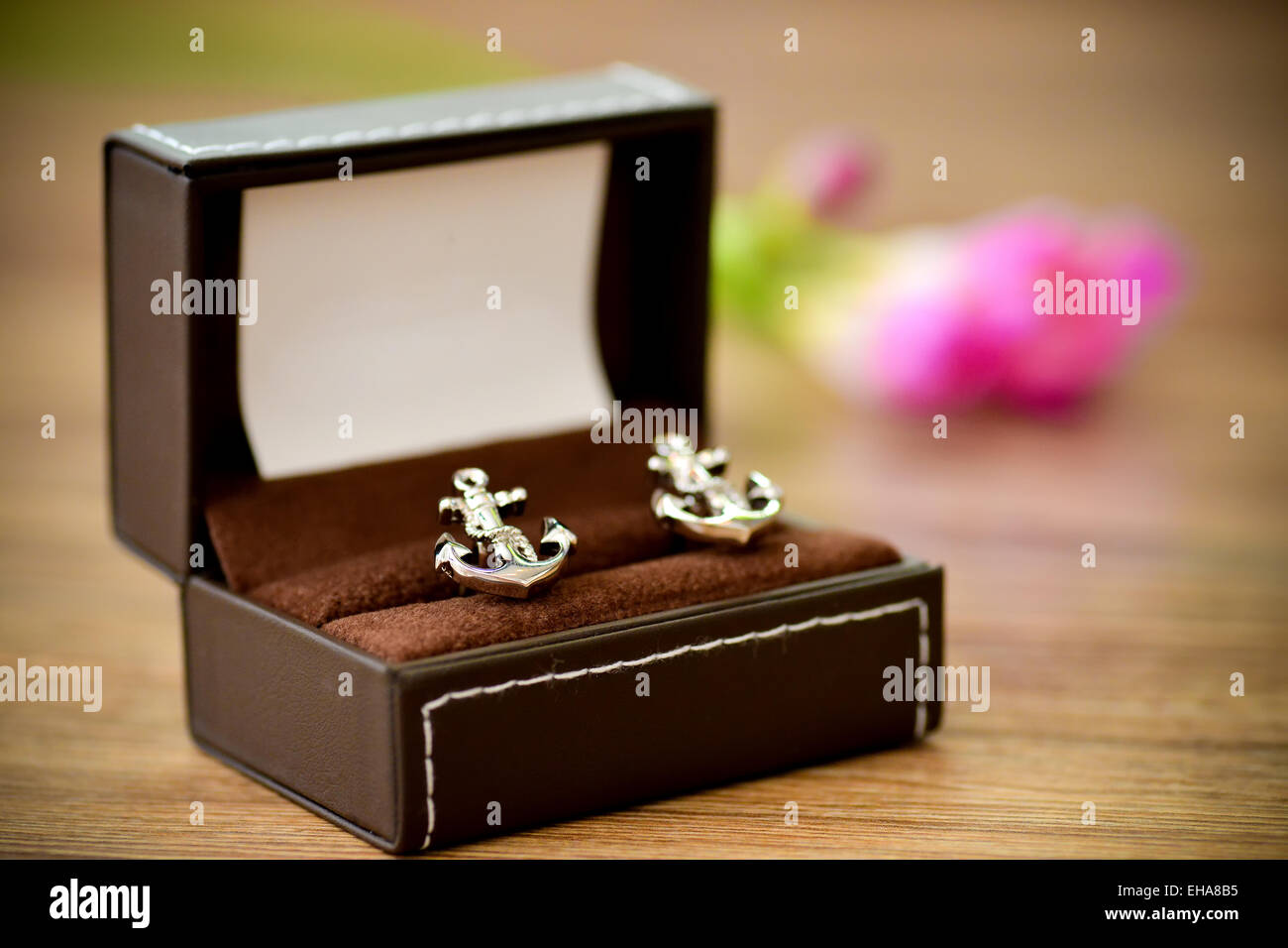 Hemd Manschettenknöpfe geformt Boot vor Anker gelegt im support Stockfoto