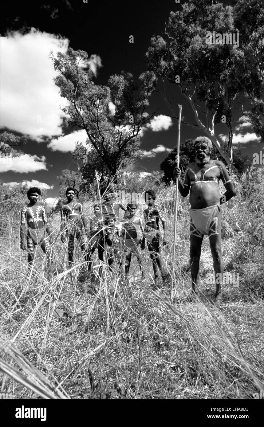 Gruppe der Aborigines trekking in den Busch, Northern Territory, Australien Stockfoto