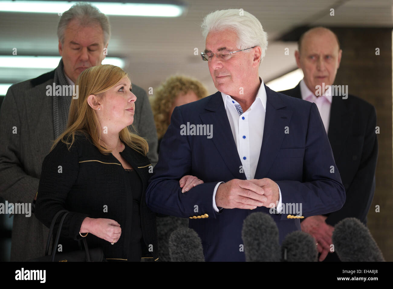 Vereinigtes Königreich, London: Publizist Max Clifford in Southwark Crown Court im Zentrum von London kommt, hat die Jury im Ruhestand, um die 11 Ladungen der unzüchtige Handlungen gegen Herrn Clifford am 23. April 2014 betrachten. Stockfoto