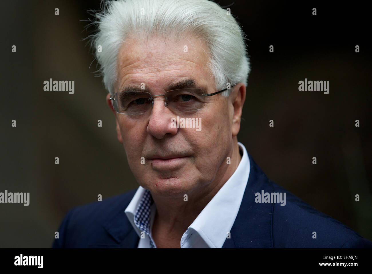 Vereinigtes Königreich, London: Publizist Max Clifford in Southwark Crown Court im Zentrum von London kommt, hat die Jury im Ruhestand, um die 11 Ladungen der unzüchtige Handlungen gegen Herrn Clifford am 23. April 2014 betrachten. Stockfoto