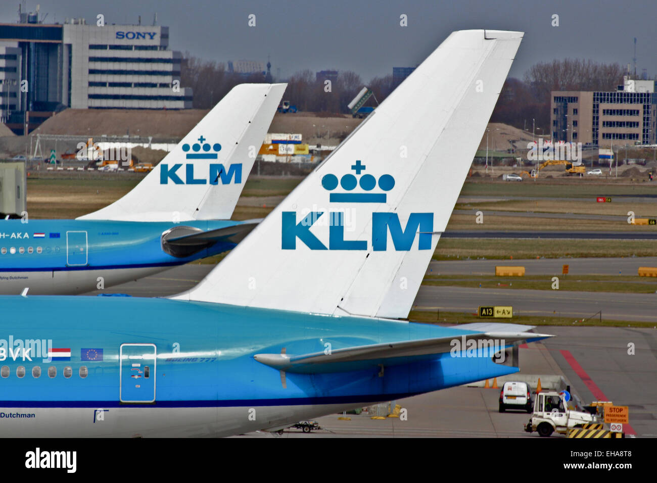 zwei KLM-Heck-Flügel am Flughafen Amsterdam-schiphol Stockfoto