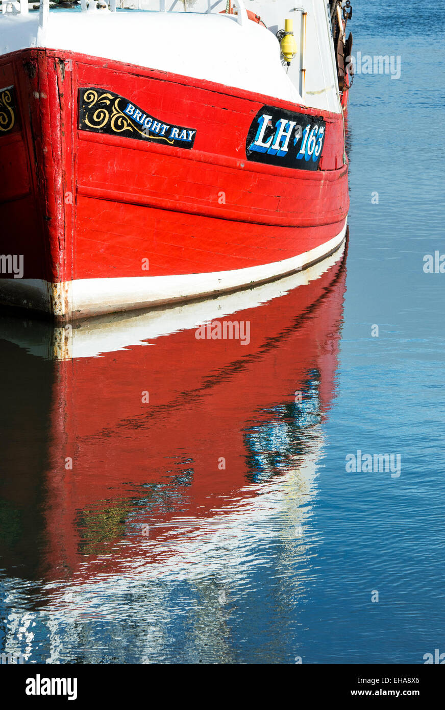 Rot-Angeln Boot Rumpf und Wasser Reflexion an Berwickshire, Scottish Borders, Eyemouth, Schottland Stockfoto