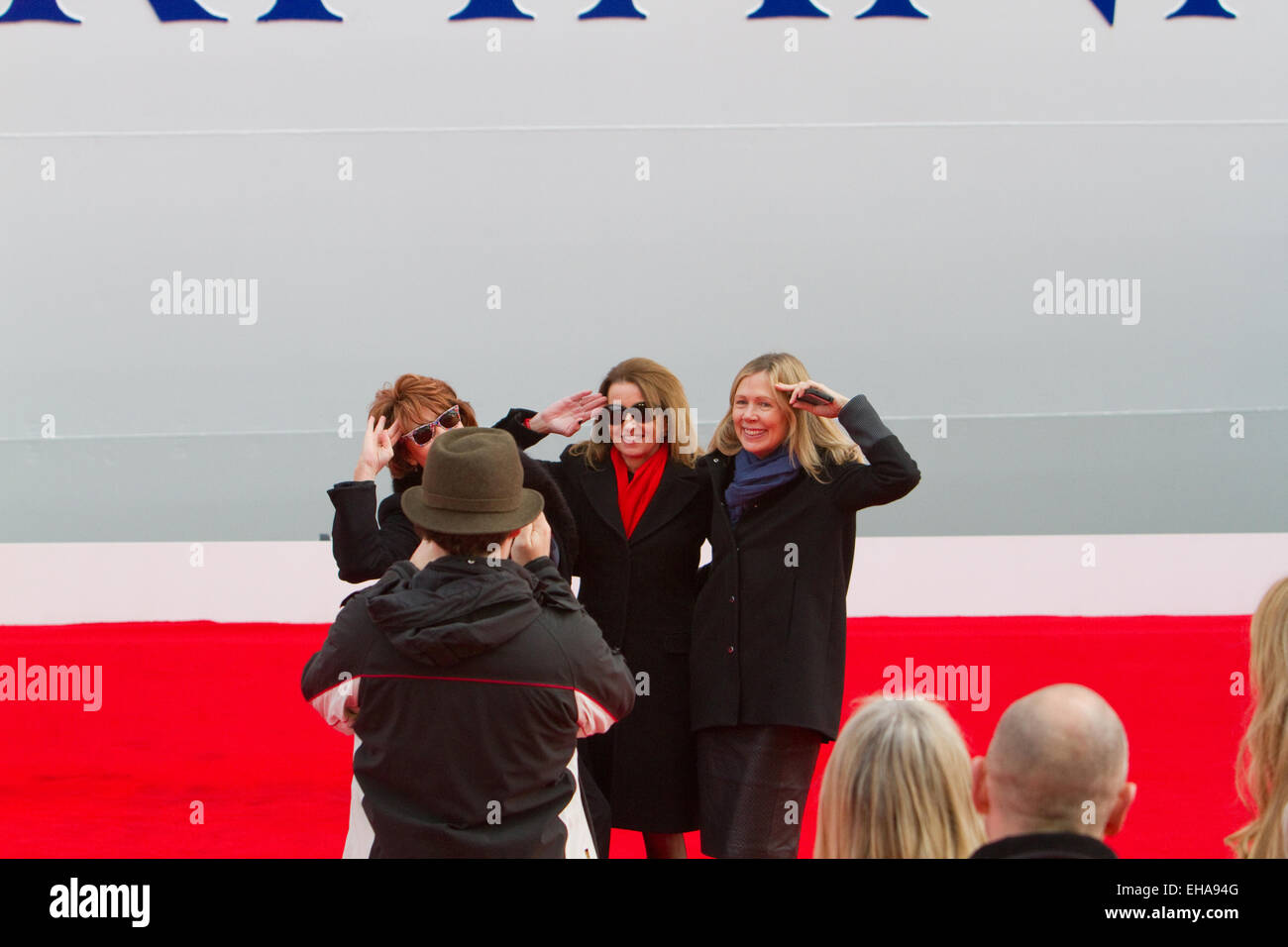 Aye Aye Kapitän, drei Gäste Gruß neben P & O Kreuzfahrten neue Flaggschiff Britannia in Southampton Stockfoto