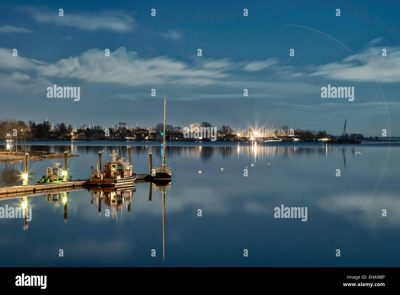 Eine beruhigende Langzeitbelichtung Aufnahme des Long Island Sound in der Nacht mit rollenden Wolken und stilles Wasser. Stockfoto