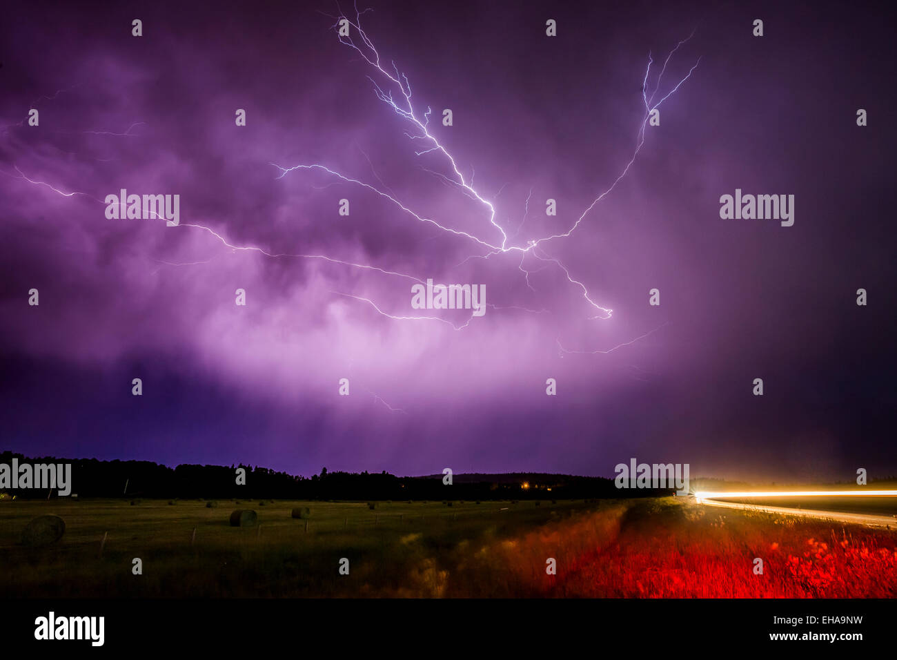 Blitz Streifen entlang der Unterseite des Storm Cloud über die Prärie in Springbank, westlich von Calgary, Alberta, Kanada. Stockfoto