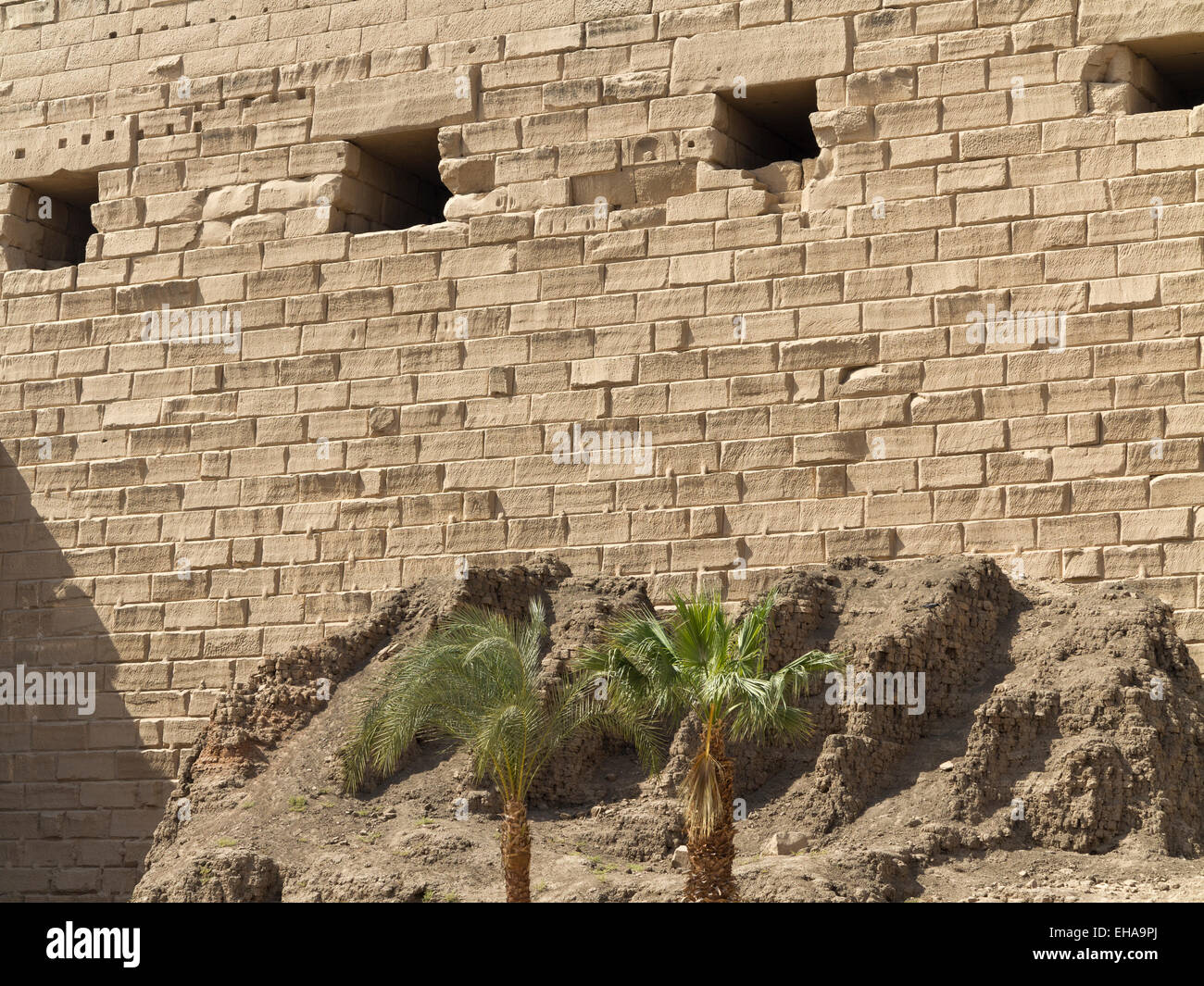 Rampe der Lehmziegel-hinter den ersten Pylon in dem Tempel des Amun in Karnak, Luxor, Ägypten Stockfoto