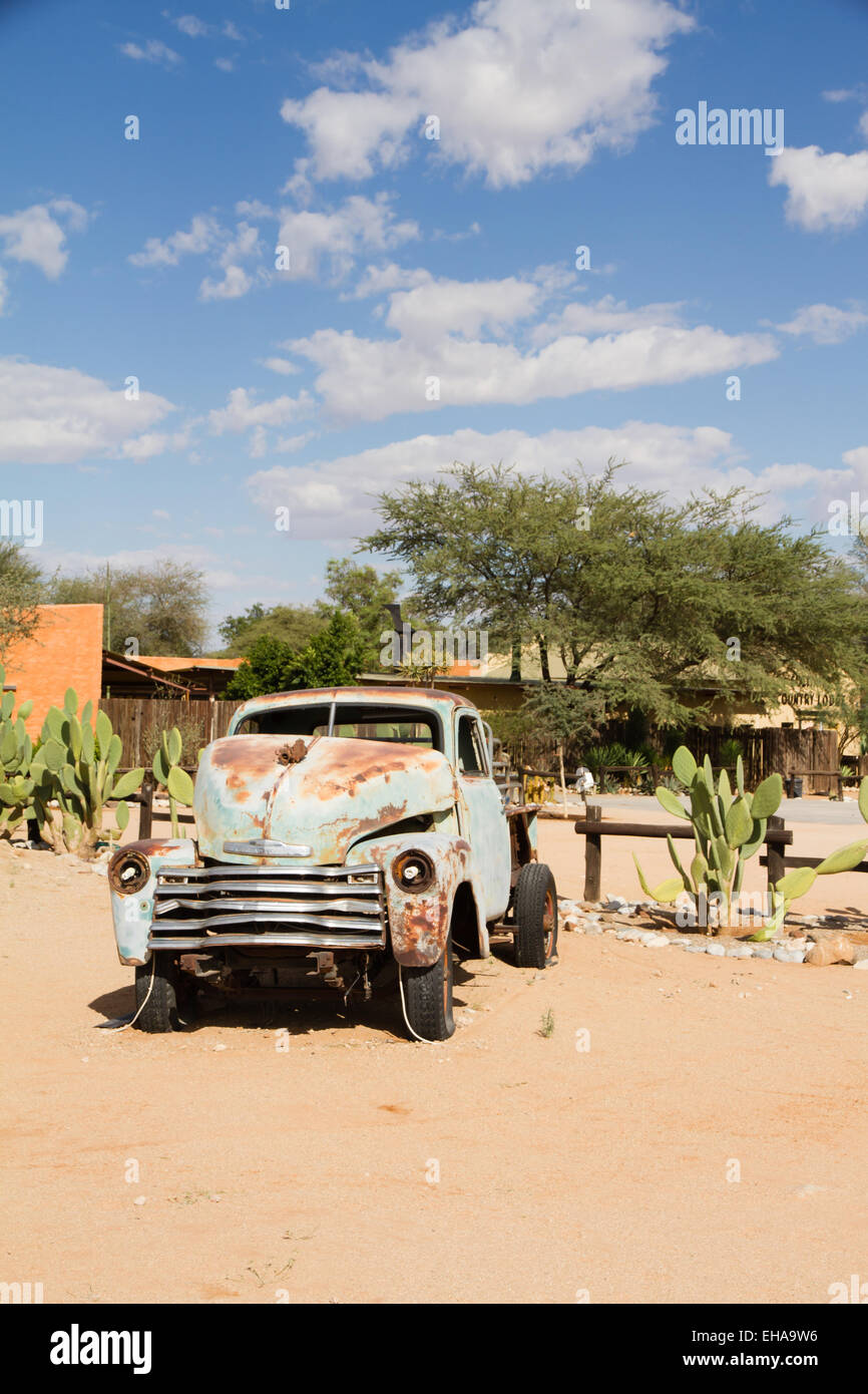 Verlassene Auto in der Nähe einer Tankstelle im Solitaire in der Namib-Wüste, Namibia. Stockfoto