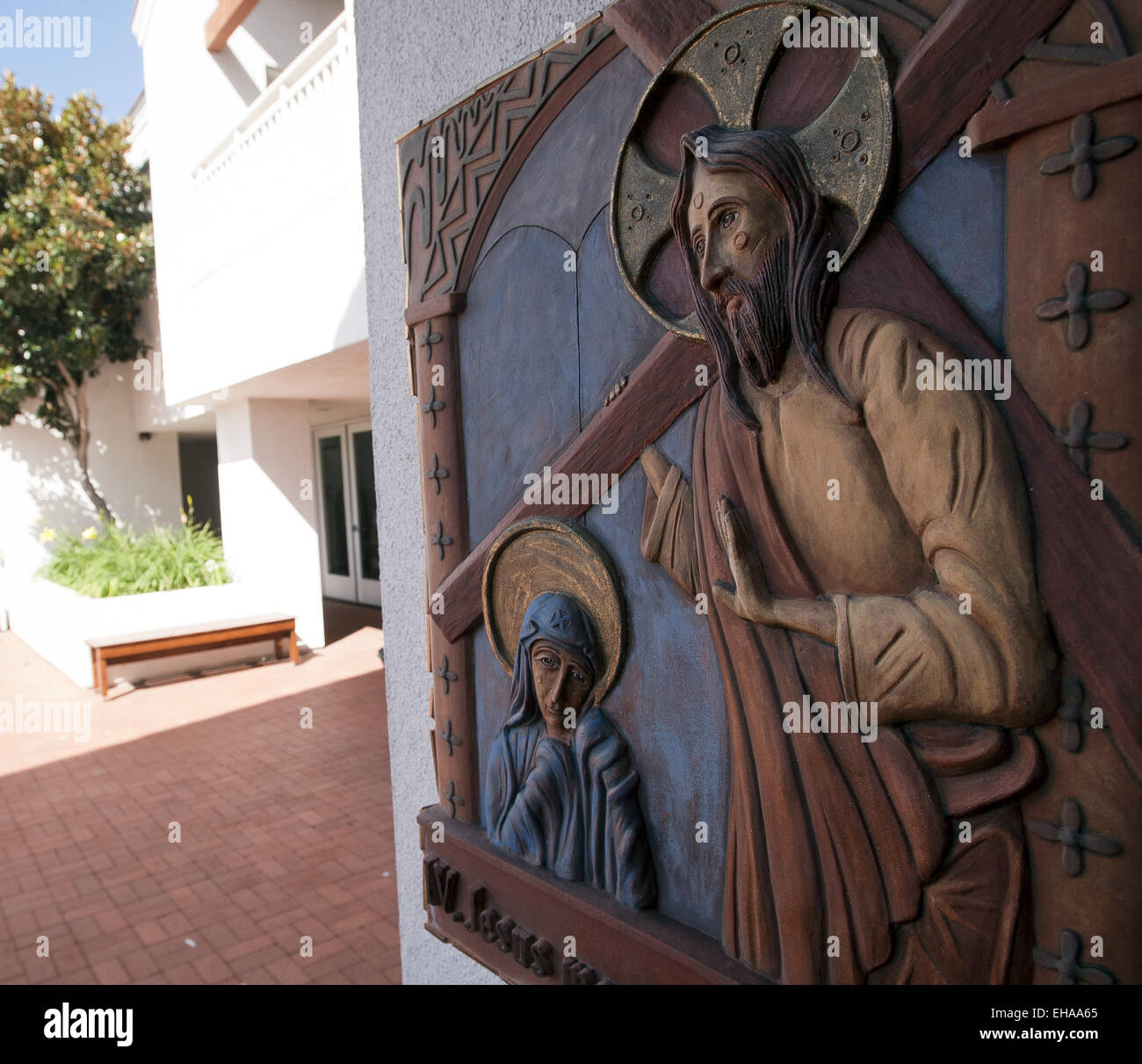 Newport Beach, Kalifornien, USA. 5. Oktober 2014. Jesu Christi Reise an das Kreuz und eventuellen Tod, als in der Bibel, auf dem Display an einem bischöflichen Kirche in Orange County.---Jesus erzählte begegnet seiner Mutter. © David Bro/ZUMA Draht/Alamy Live-Nachrichten Stockfoto