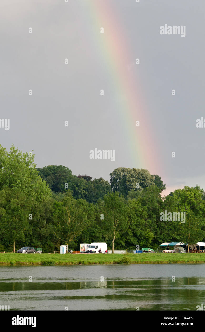 Am Ende des Regenbogens landet auf einem Campingplatz entlang des Flusses Saône in Burgund, Frankreich. Stockfoto