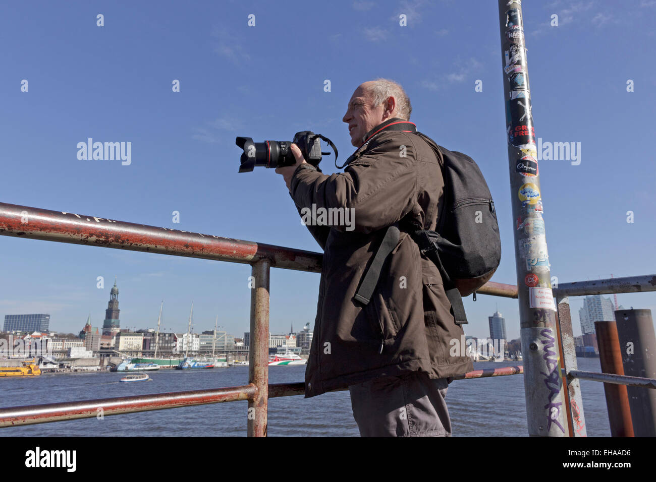 Mann fotografiert im Hafen von Hamburg, Deutschland Stockfoto
