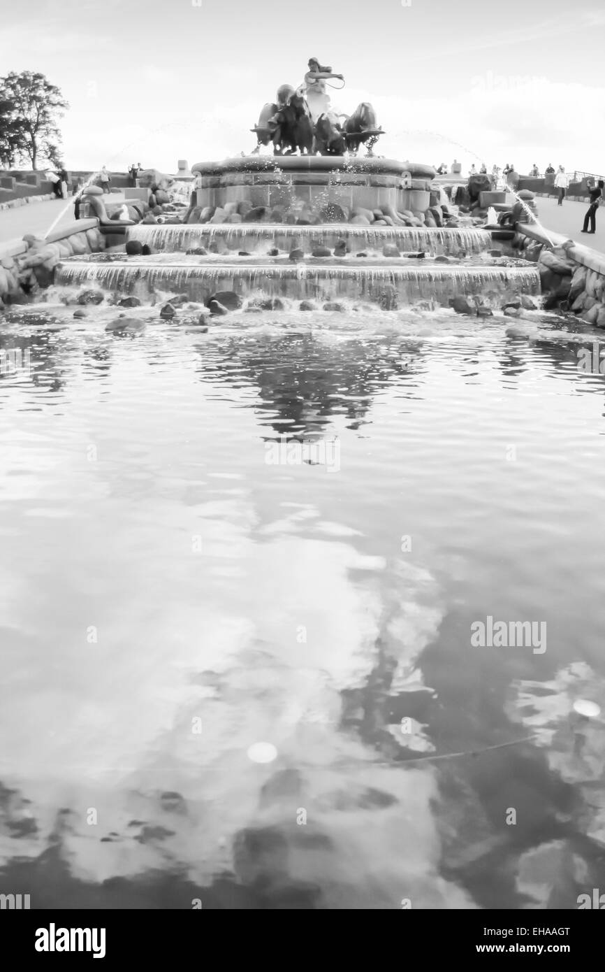 Gefion Copenaghen Jungbrunnen. Schwarz und weiß mit Himmel Reflexion Stockfoto