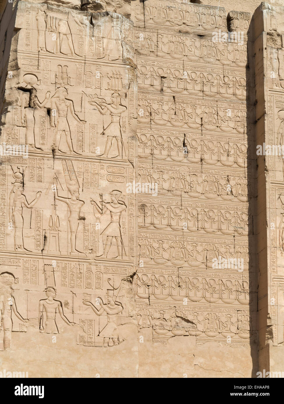 Reliefs am Tempel von Haroeris und Sobek in Kom Ombo im Niltal, Oberägypten Stockfoto