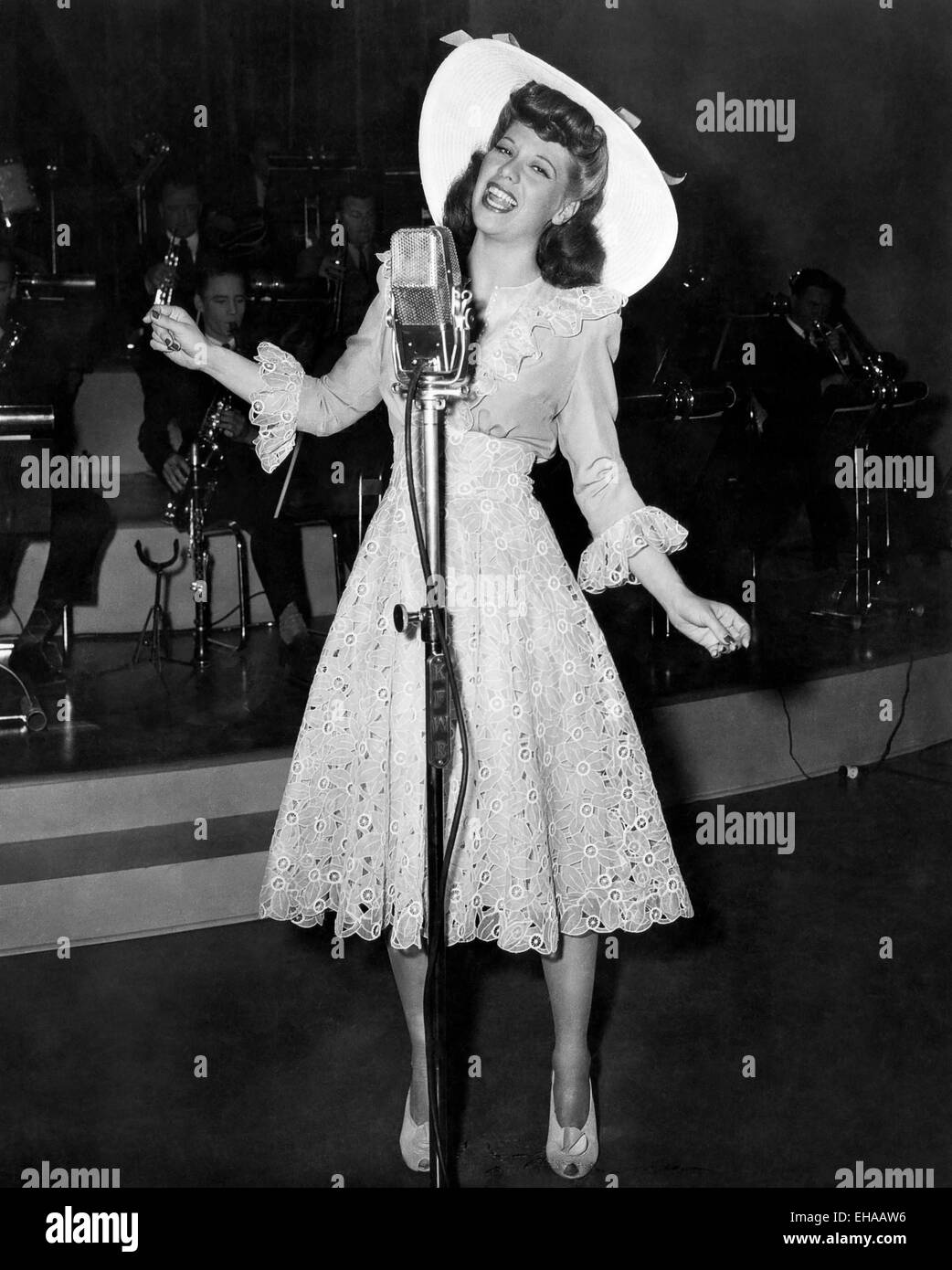 Dinah Shore, singen am Set des Films "Thank Your Lucky Stars", 1943 Stockfoto