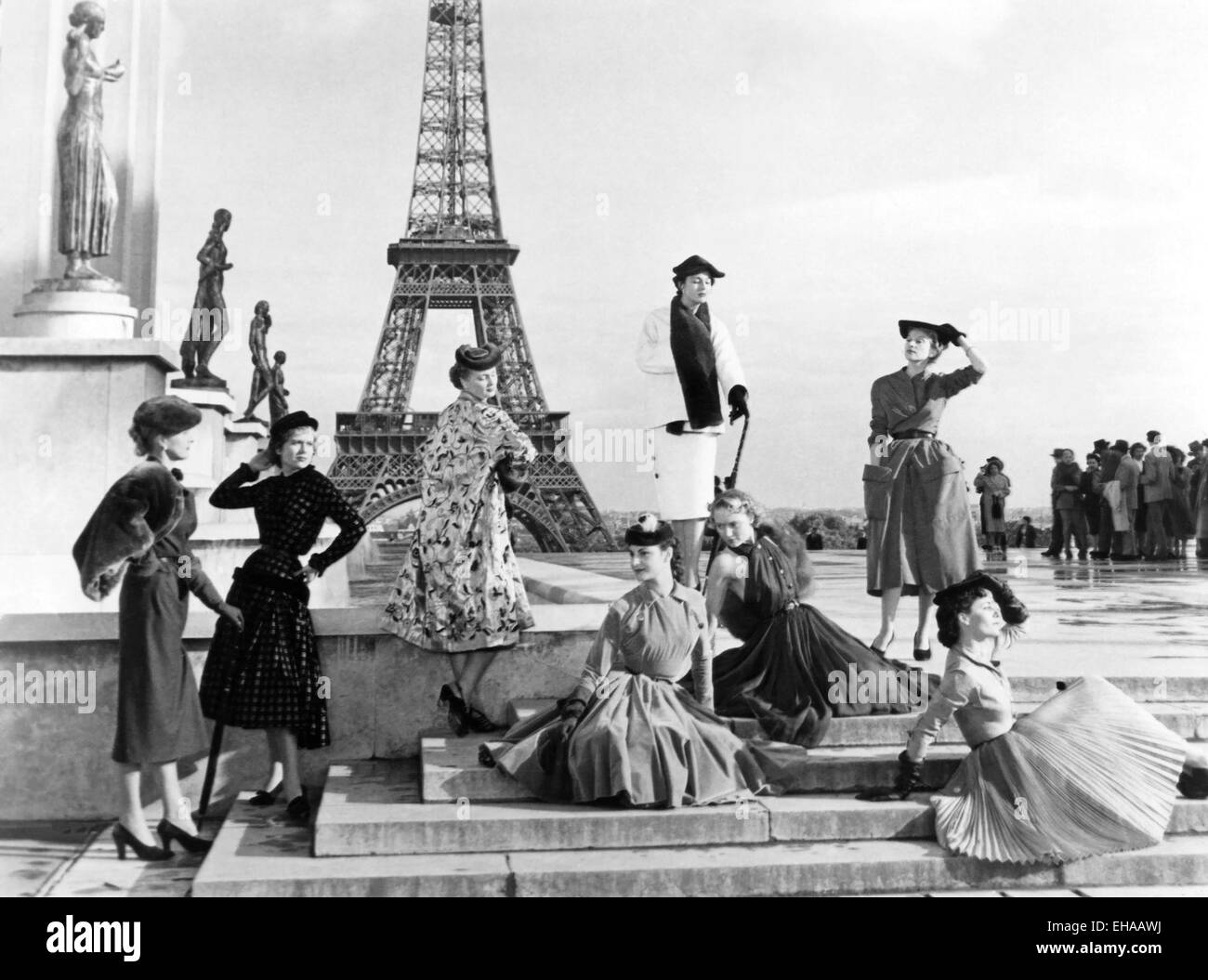 Fashion Models am Set des Films "Under the Paris Sky" (aka Sous le Ceil de Paris), 1951 Stockfoto