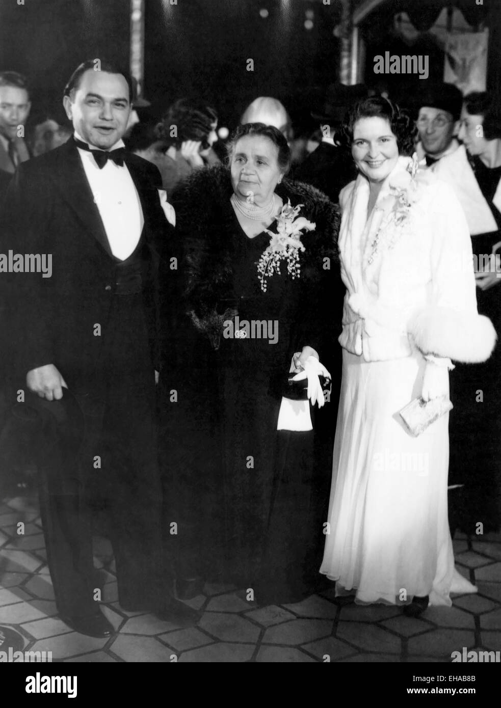 Edward G. Robinson mit Mutter, Sarah Goldberg und Frau Gladys, Porträt bei Ankunft bei Premiere von "Ich liebte eine Frau", September 1933 Stockfoto