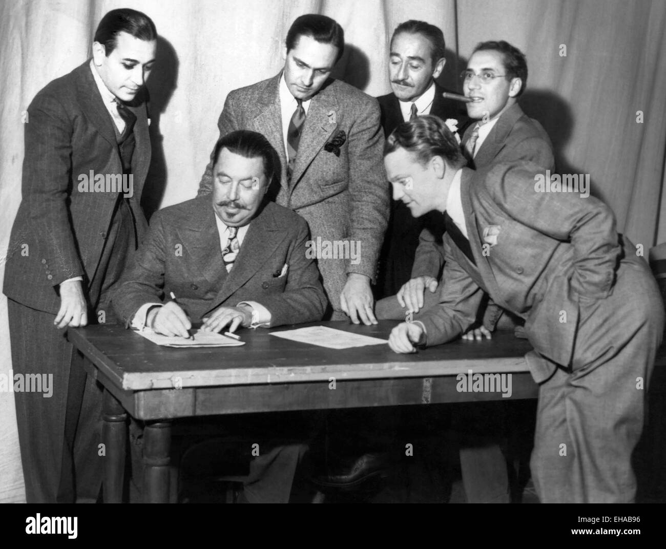 Gründungsmitglieder der Screen Actors Guild, George Raft, Warner Oland, Fredric März, Adolph Menjou, James Cagney, Groucho Marx, El Capitan Theater, Los Angeles, 9. Oktober 1933 Stockfoto