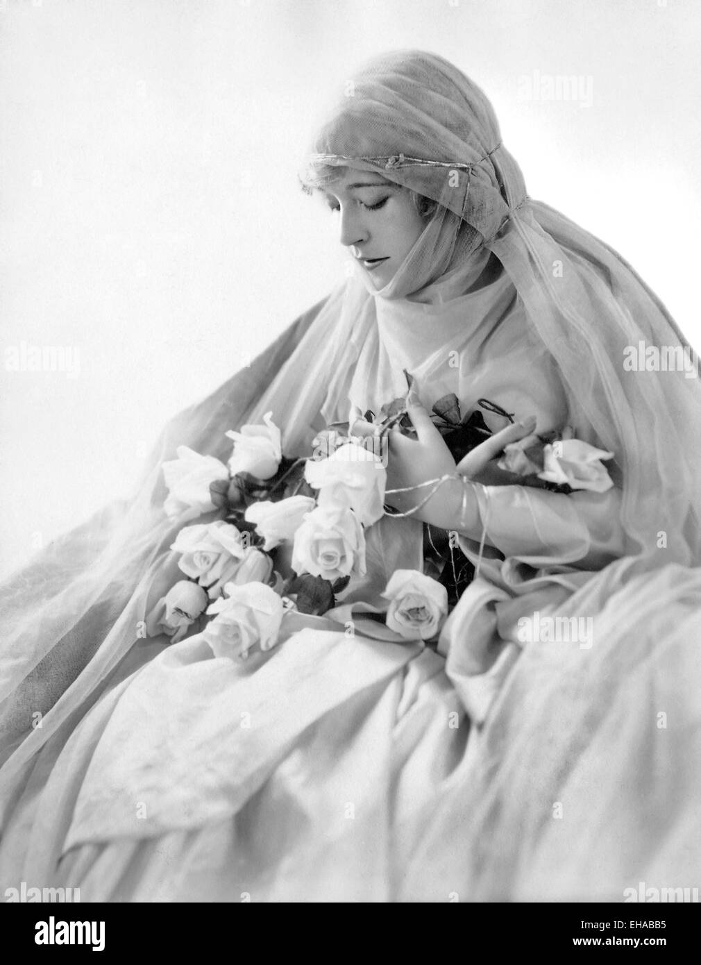 Mae Murray, Portrait mit Rosenstrauß, ca. 1920 Stockfoto