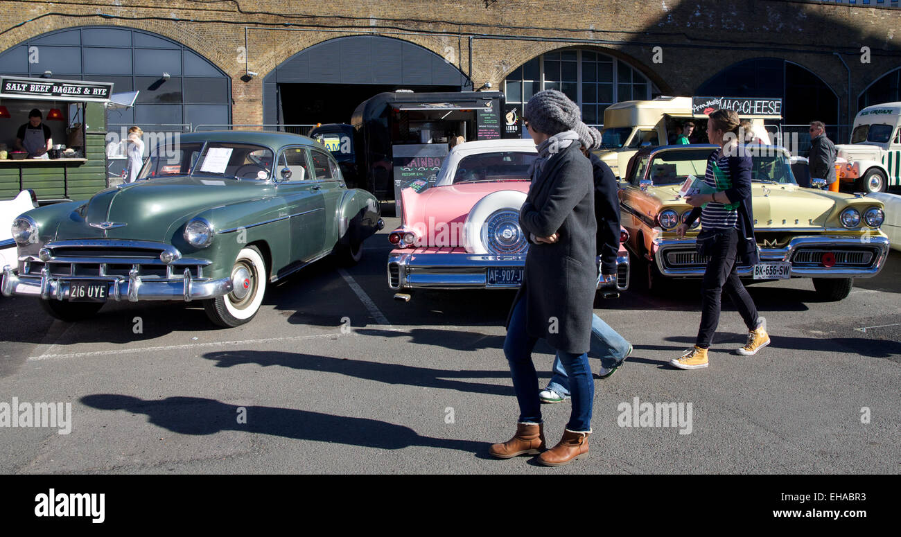 Vereinigtes Königreich, London: Leute betrachten Oldtimer parkten auf einem klassischen Flohmarkt in Southbank in London am 16. März 2014. Leute verkaufen Antiquitäten von der Rückseite der Oldtimers Stockfoto