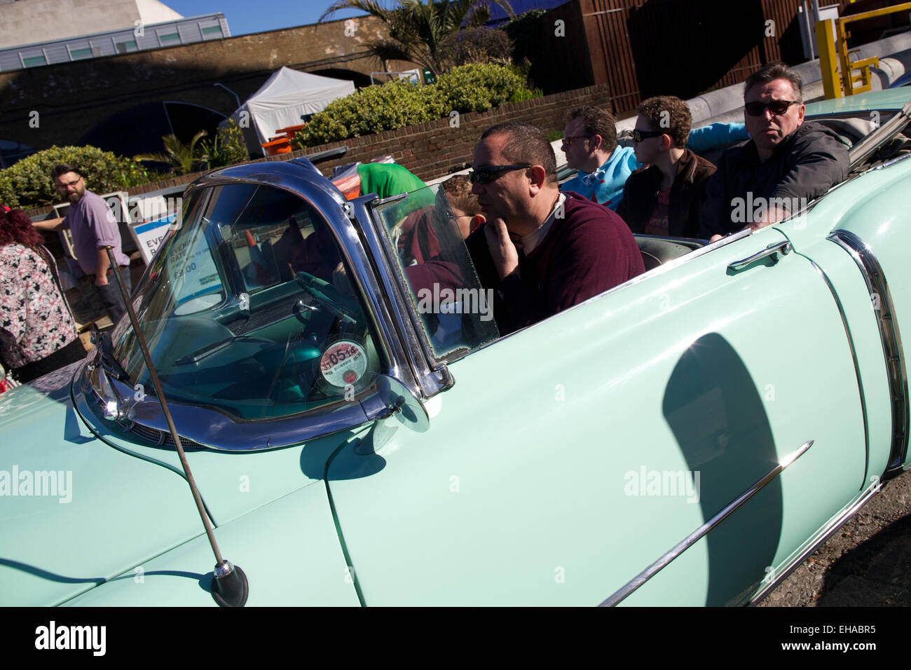 Vereinigtes Königreich, London: Menschen kommen in einem Oldtimer zu einem klassischen Flohmarkt in Southbank in London am 16. März 2014. Leute verkaufen Antiquitäten von der Rückseite der Oldtimers Stockfoto