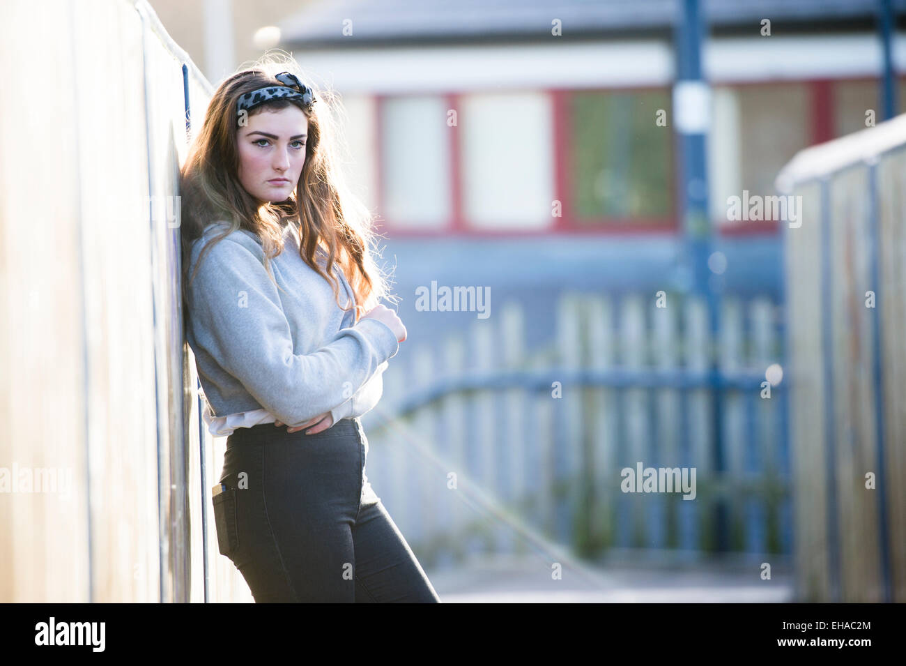 Eine traurige einsame junge 13 14 15 jährige Teenager-Mädchen im freien draußen allein selbst UK Stockfoto