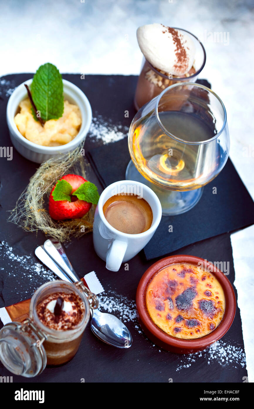 Dessert mit Kaffee, Mousse au Chocolat, Früchte, Vanille Sahne und Armagnac Stockfoto