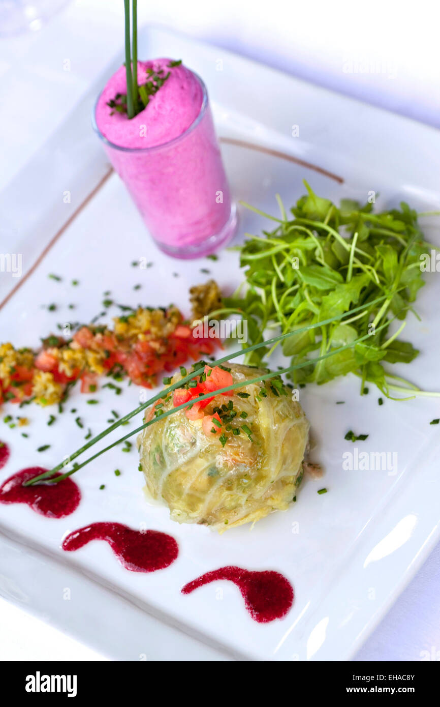 Gefülltes Kraut, Rüben-Mousse, grüner Salat und Gemüse Stockfoto