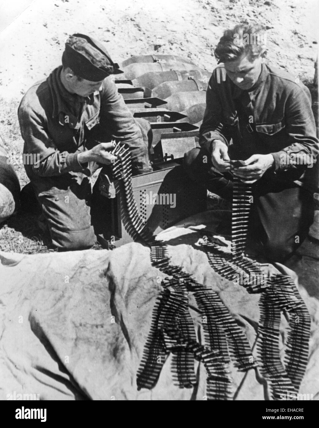 SOWJETISCHE Luftwaffe Mechanik Vorbereitung Munition und Bomben ca. 1943 Stockfoto