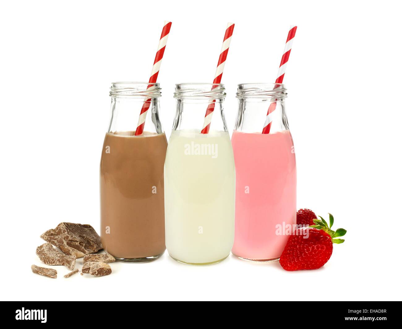 Verschiedene Varianten von Milch in Flaschen mit Schokolade und Erdbeeren isoliert auf weiss Stockfoto
