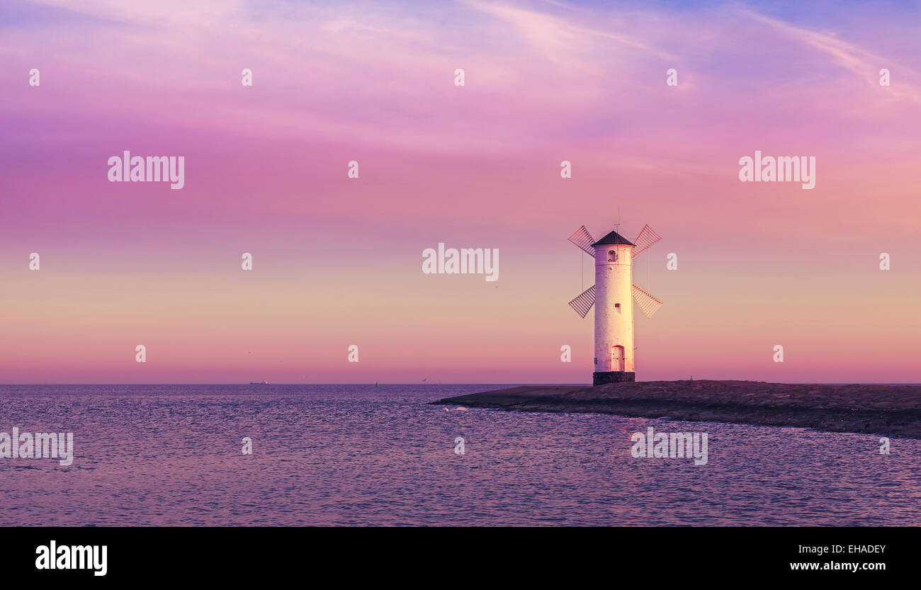 Lila Sonnenaufgang über der Ostseeküste, Platz für Text. Stockfoto