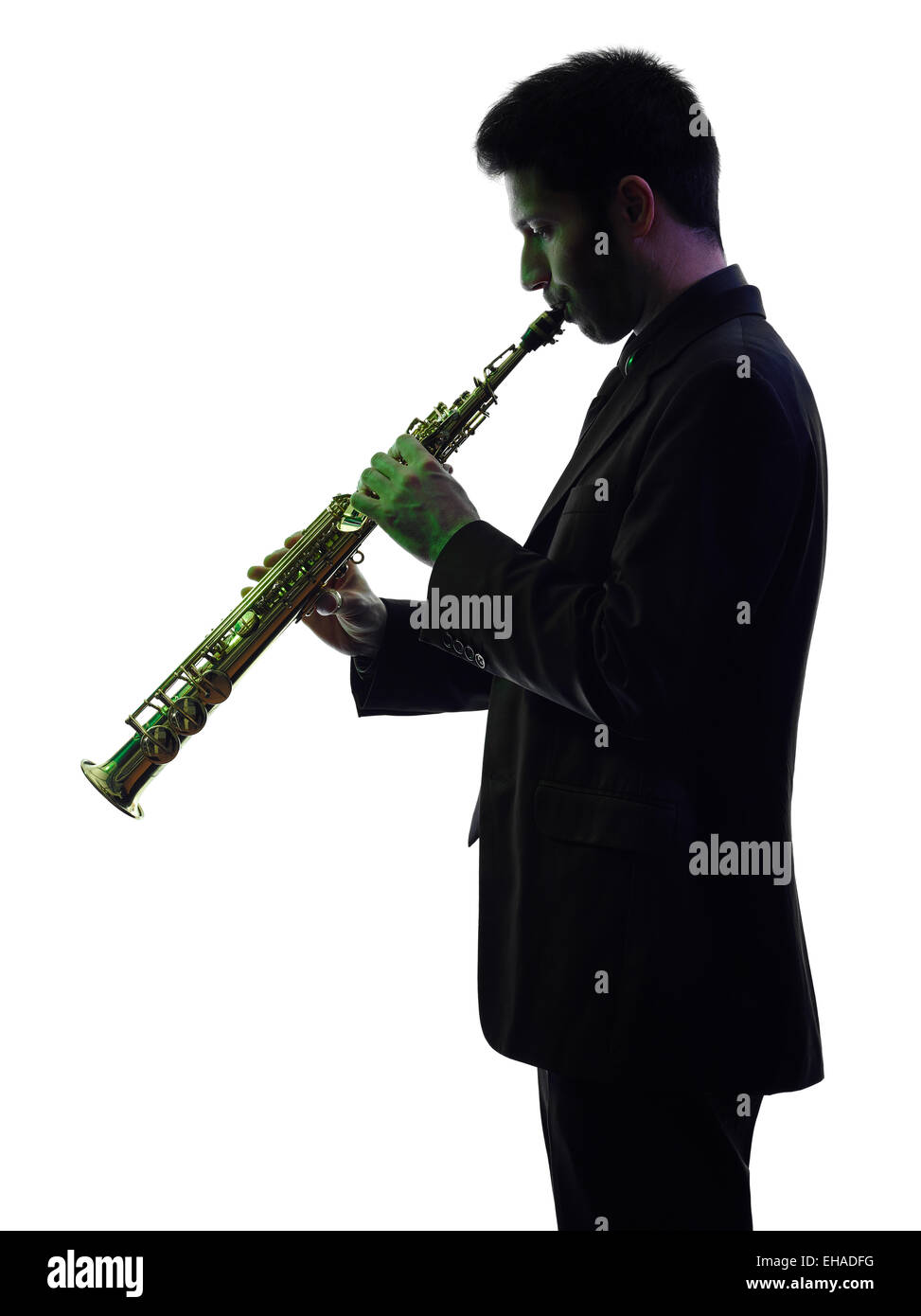 ein kaukasischer Mann Saxophonist spielt Saxophonspieler Studio Silhouette isoliert auf weißem Hintergrund Stockfoto