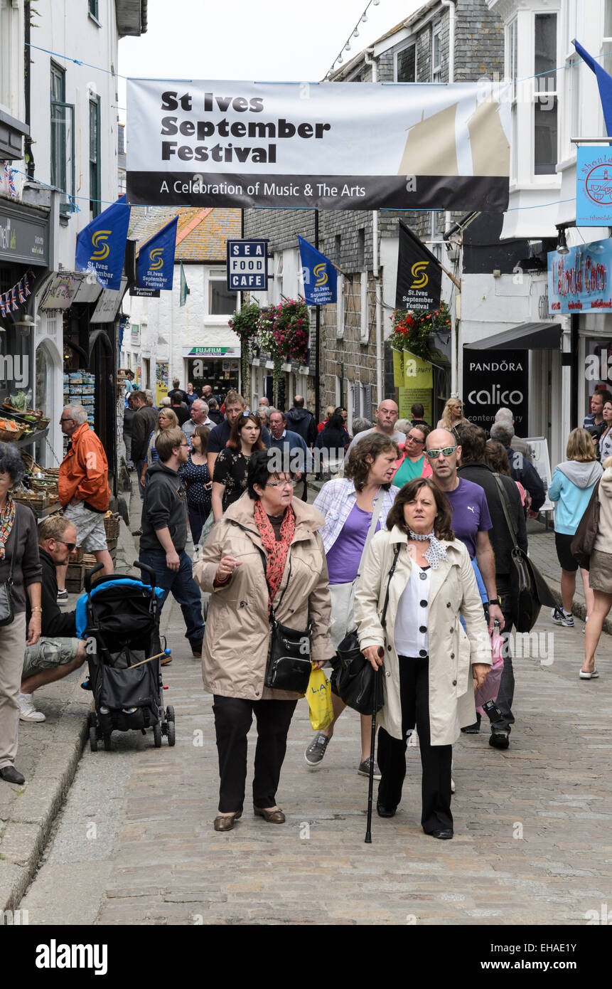 Touristen in Vorderstraße, St. Ives, Cornwall. Dies ist die wichtigste Einkaufsstraße in diesem beliebten kornischen Küstenort. Stockfoto