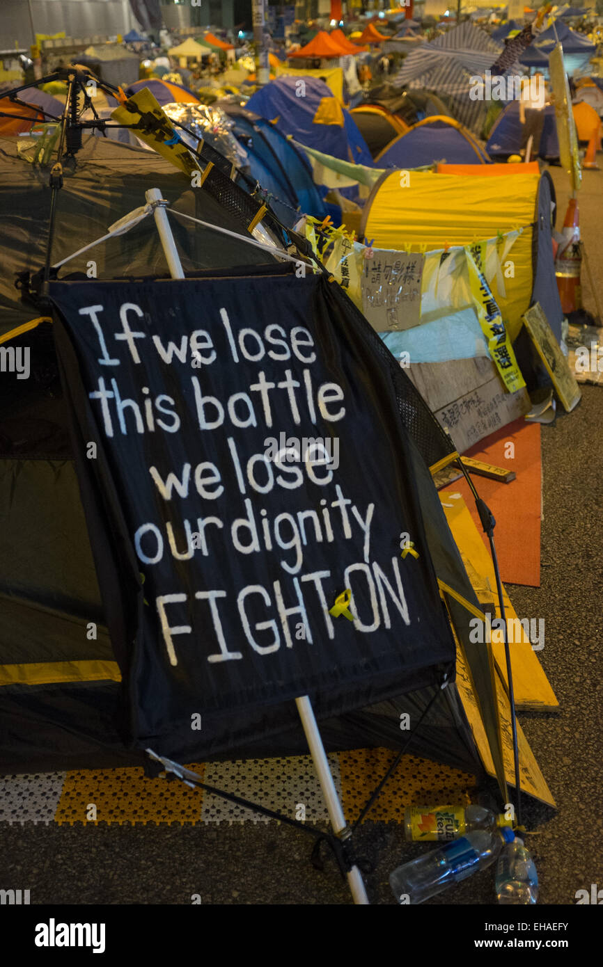 Dieses Image Capture Kunstwerke produziert von Occupy Central Künstlern in der Admiralität und Mongkok Bereiche von Hong Kong im Jahr 2014. Stockfoto