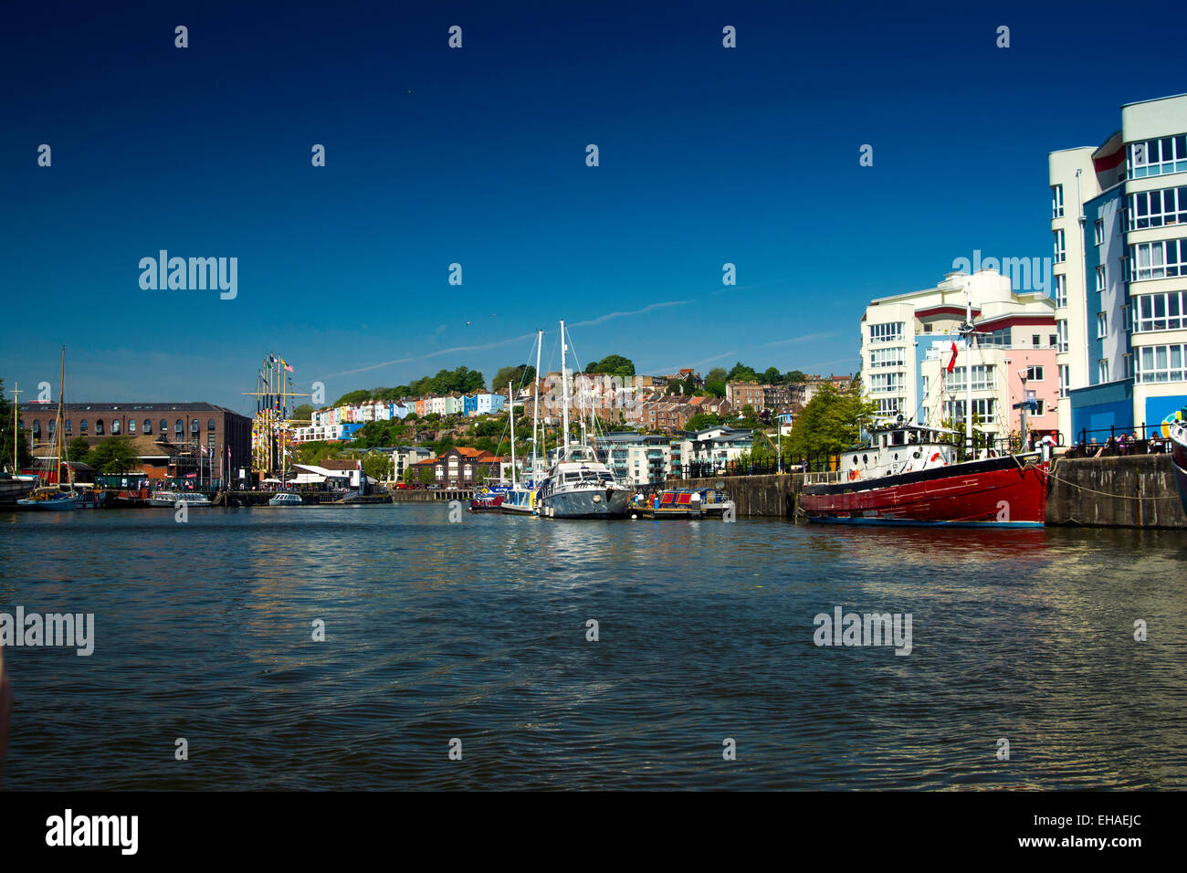 Riverside Blick hinunter den Fluss Avon in Bristol mit Riverside Apartments und Boote Stockfoto