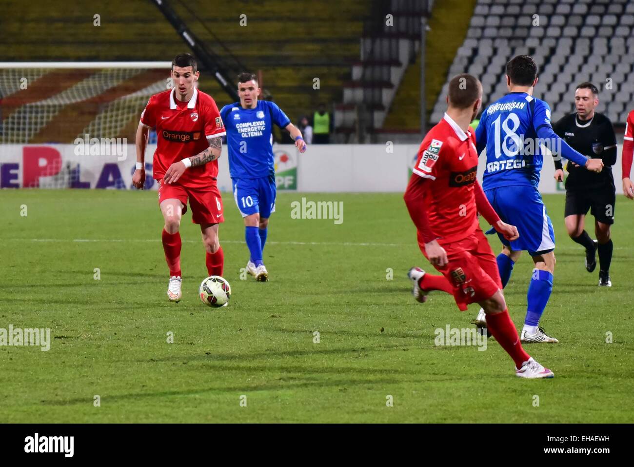 10. März 2015: Gordan Bunoza #6 von Dinamo Bukarest und Dan Nicolae Nistor #10 CS Pandurii Targu Jiu in Aktion während der League Cup Adeplast Spiel zwischen FC Dinamo Bukarest ROU und FC Universitatea Cluj ROU bei '' Dinamo'' Stadion, Rumänien ROU. Catalin Soare/www.sportaction.ro Stockfoto