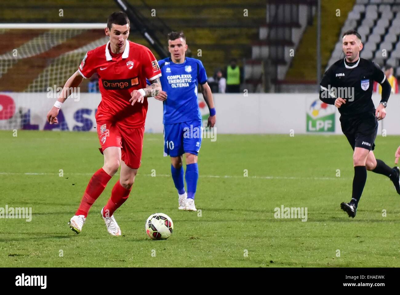 10. März 2015: Gordan Bunoza #6 von Dinamo Bukarest und Dan Nicolae Nistor #10 CS Pandurii Targu Jiu in Aktion während der League Cup Adeplast Spiel zwischen FC Dinamo Bukarest ROU und FC Universitatea Cluj ROU bei '' Dinamo'' Stadion, Rumänien ROU. Catalin Soare/www.sportaction.ro Stockfoto