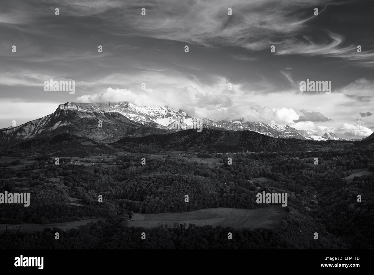 Schwarzweißansicht des Vercors Gebirges in den französischen Alpen. Stockfoto