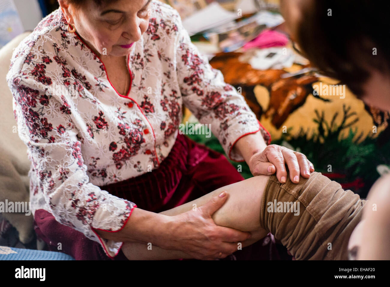 Milinchuk Halina, alternative Medizinpraktiker, heilen Krampfadern von ihrer Patientin, massieren und Rechtschreibung Duo-theistische heidnisch-christlichen Gebet, Koziatyn, Region Winnyzja, Ukraine Stockfoto