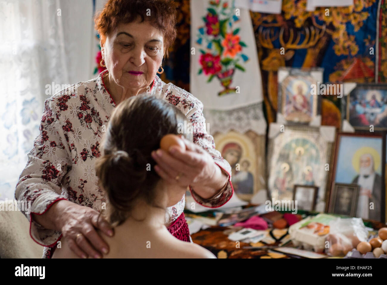 Milinchuk Halina, alternative Medizinpraktiker, heilen ihre Patienten, rollende Ei auf seinem Körper und Rechtschreibung Duo-theistische heidnisch-christlichen Gebet, Koziatyn, Region Winnyzja, Ukraine Stockfoto