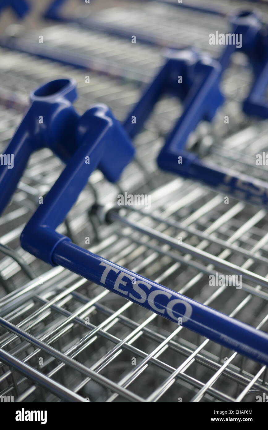 Wagen in einem Supermarkt Tesco Extra. Bild: Scott Bairstow/Alamy Stockfoto