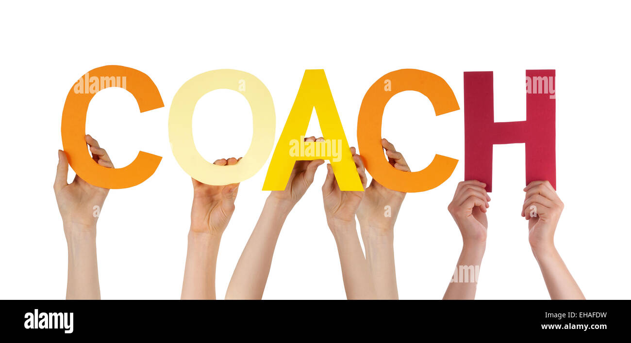 Viele kaukasische Menschen und Händen mit bunten geraden Buchstaben oder Zeichen Gebäude isoliert Englisch Wort Coach am Pfingstmontag Stockfoto
