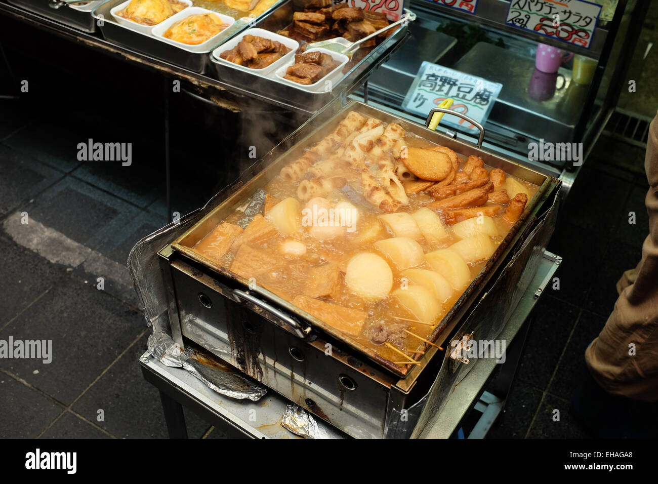 Ein Container kochen "Oden", ein beliebter billige Snack in Japan. Stockfoto
