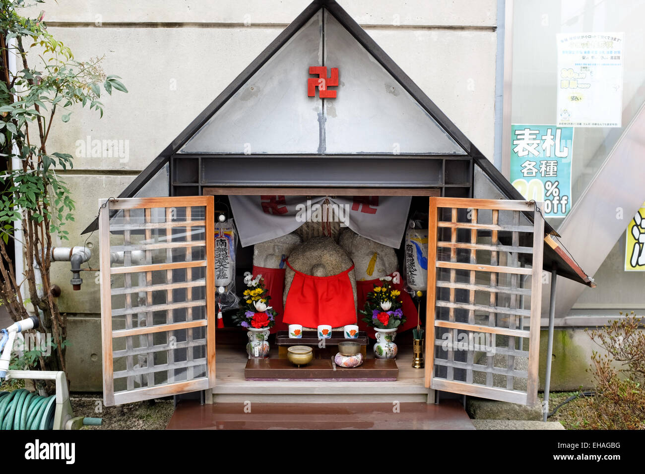 A small roadside Shinto shrine in Japan. Stockfoto