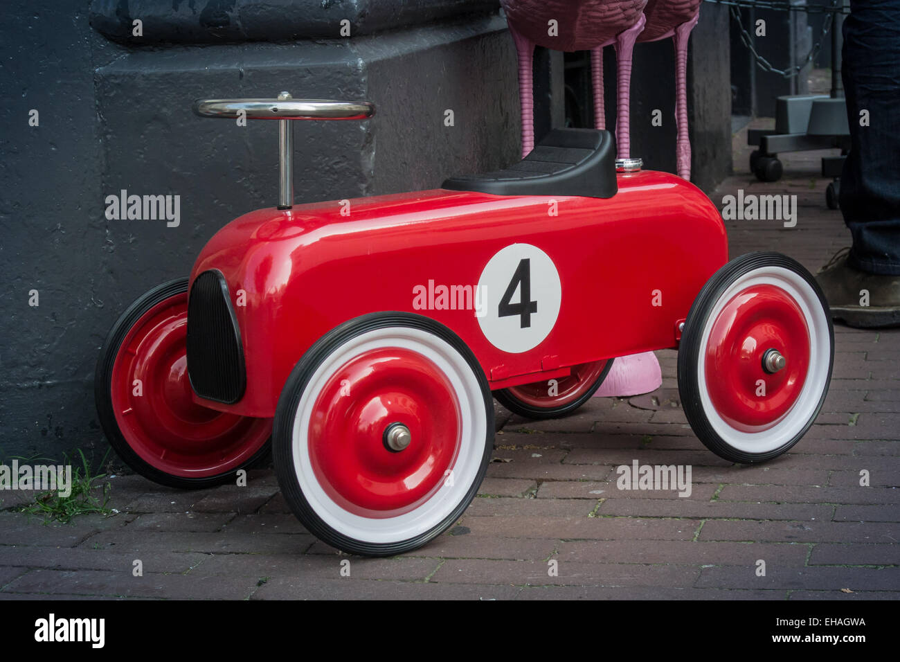 Ein Kinderspielzeug liegt außerhalb eines Hauses in einem Stadtteil Stockfoto
