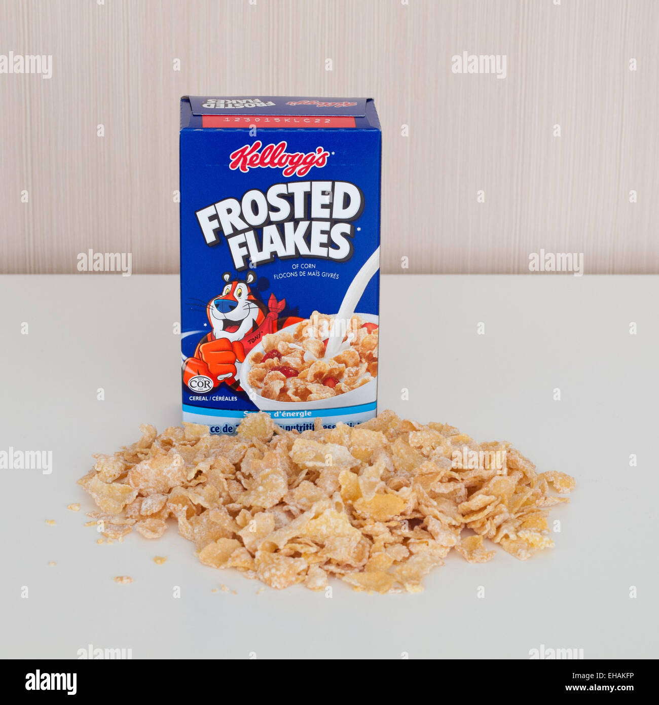 Eine lustige Größe Feld von Kelloggs bereifte Flocken Getreide. Kanadische Verpackung gezeigt. Stockfoto
