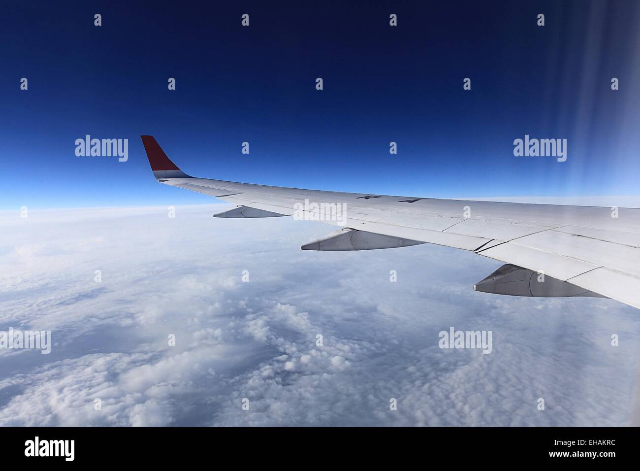 Blick aus dem Flugzeug Flügel Himmel Stockfoto